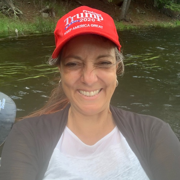 Meet your Posher, Tricia🌻 I am a Powerful, Passionate, Happy Woman. 🌟 - Picture 5 of 14